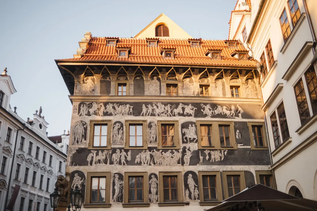 Stuckverzierte Berliner Altbaufassade mit hohen Fenstern