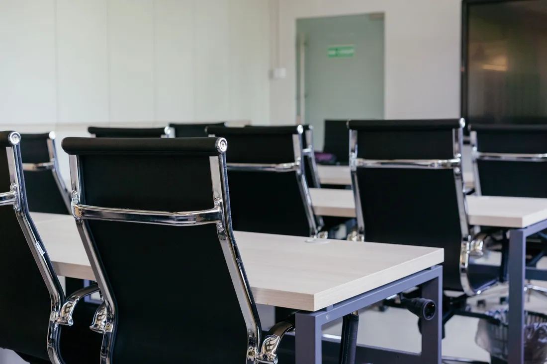 Büroetage in Berlin mit Schreibtischen und Arbeitsplätzen vor dem Firmenumzug