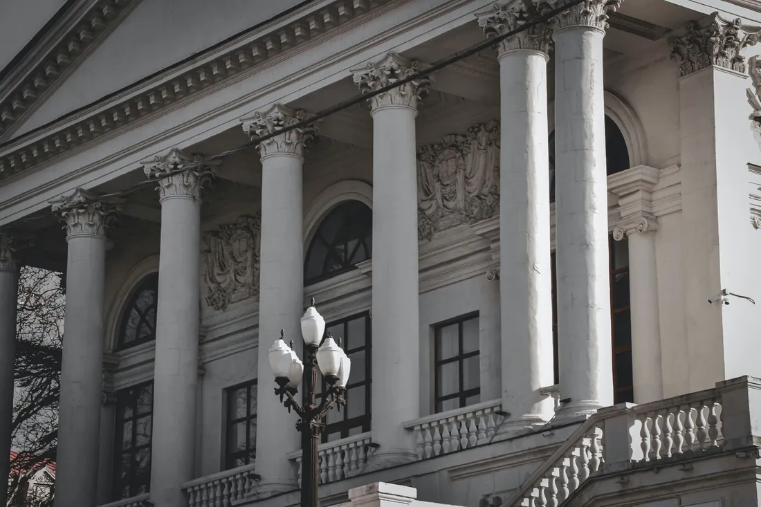 Prachtvolle historische Opernfassade in einer Großstadt