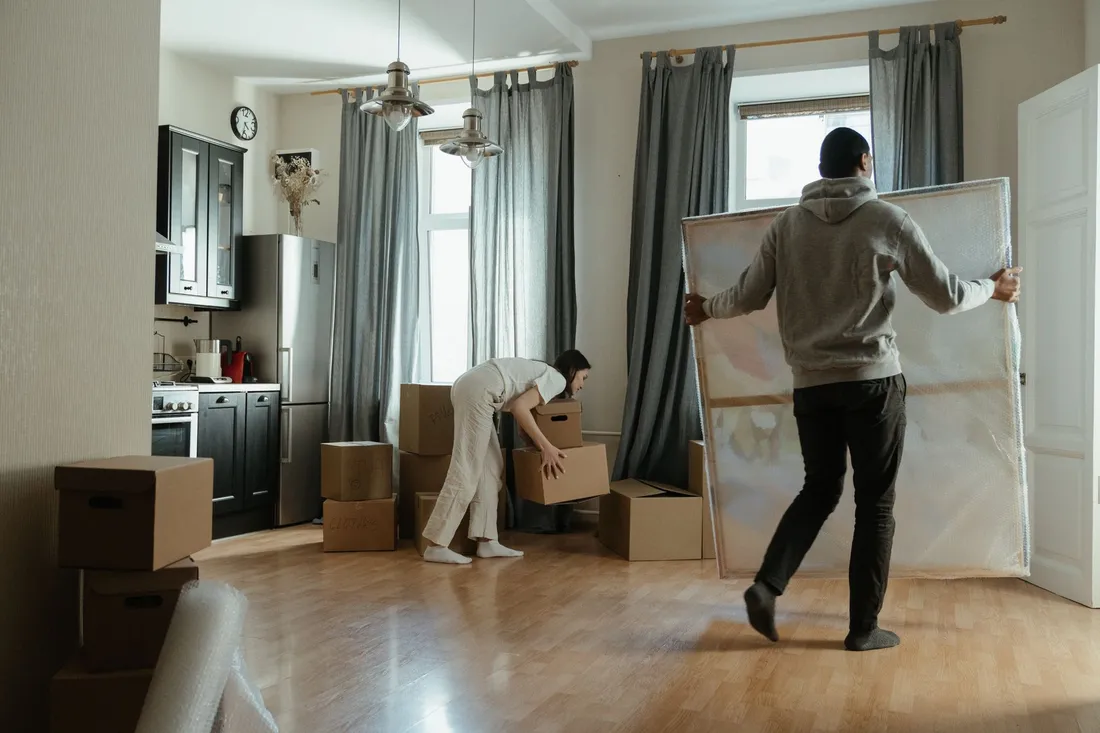 Sorgfältig gepackte und beschriftete Umzugskartons in einer hellen Berliner Wohnung