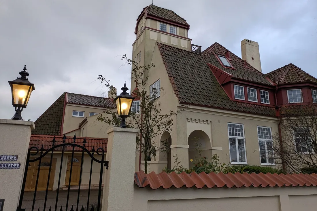 Gepflegte Berliner Villa mit gepflasterter Einfahrt und Vorgarten