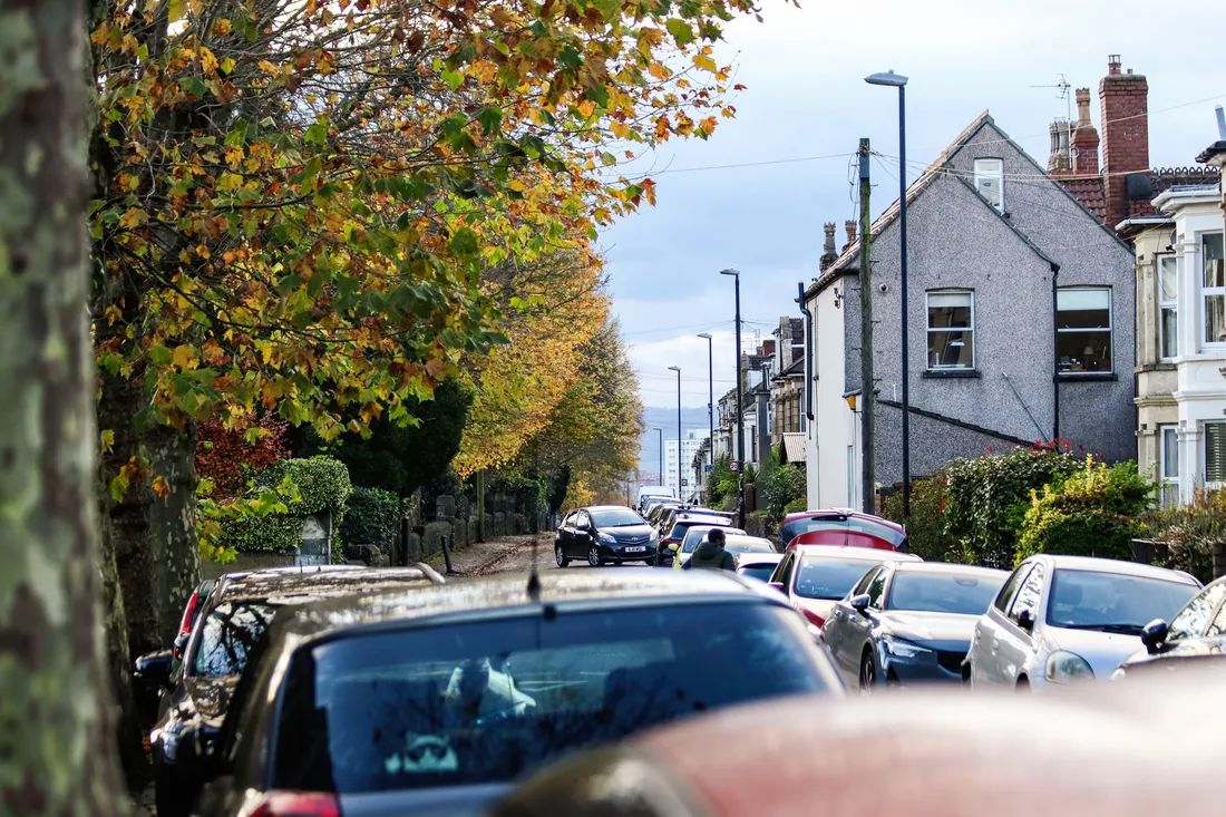 Dicht beparkte Berliner Wohnstrasse mit Parkbuchten und Altbauten